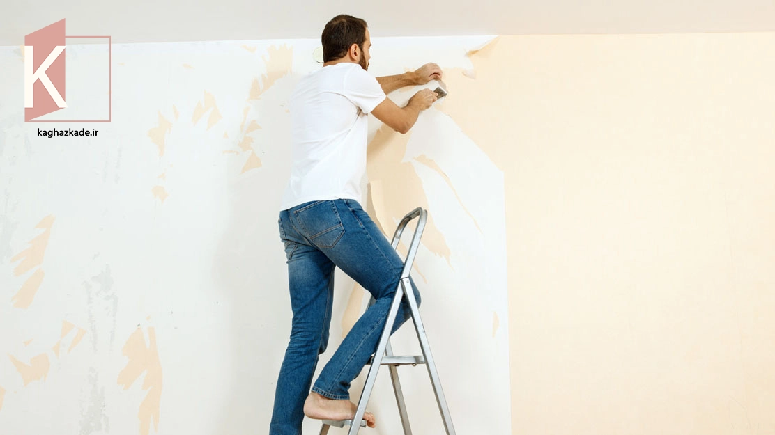 کندن کاغذ دیواری فقط در 4 مرحله🧨 3 مرد روی چهارپایه در حال کندن کاغذ دیواری با کاردک